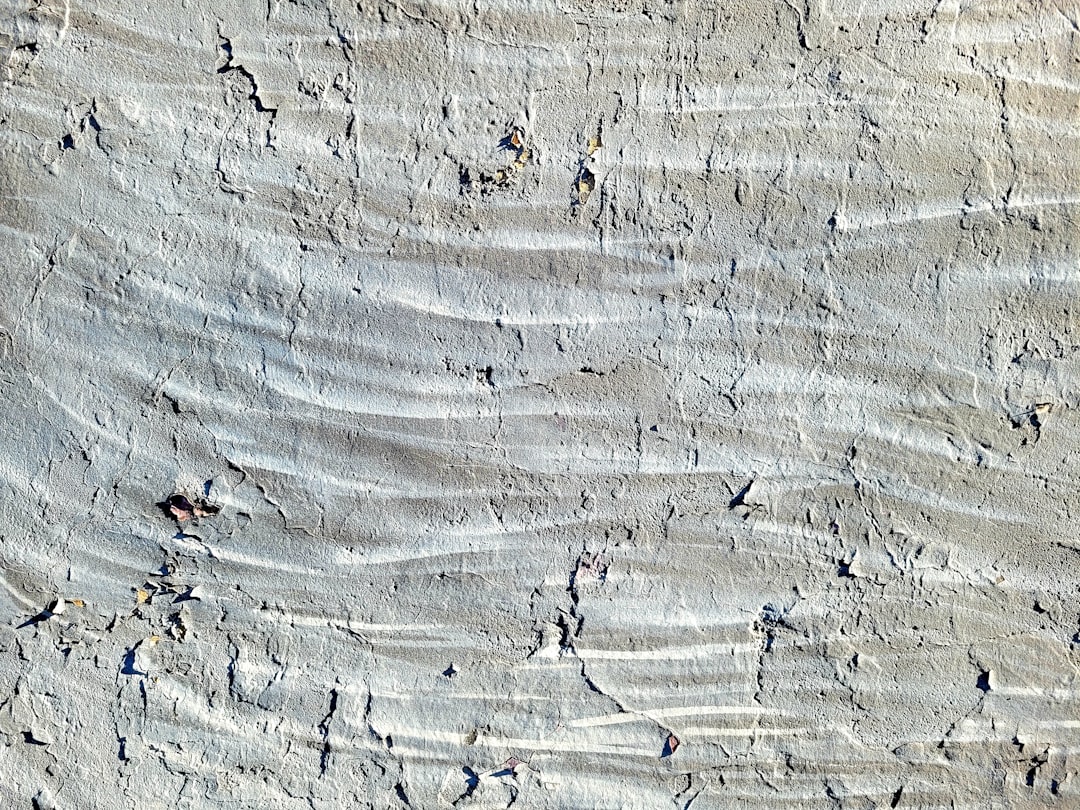 a-close-up-of-a-rock-wall-with-small-cracks-in-it-nlwo70sfijs